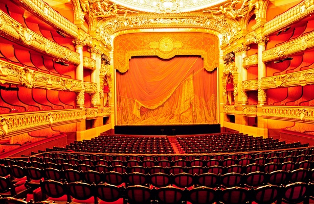 L’Opéra Garnier à Paris, construit sur le modèle des théâtres à l’italienne, 1860