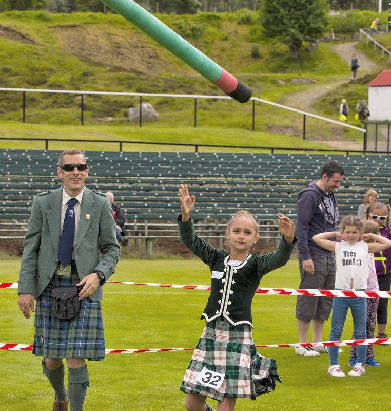 Tossing the caber Toss the caber! Lelivrescolaire.fr