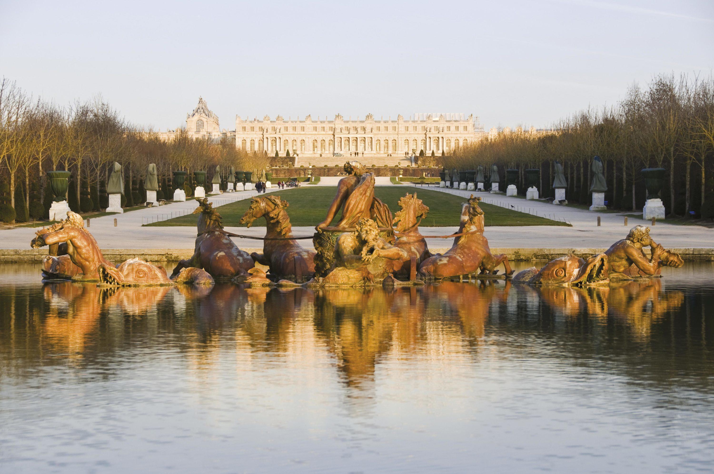 Le Château (vu Depuis Le Bassin D'Apollon) Et Ses Jardins à La Française