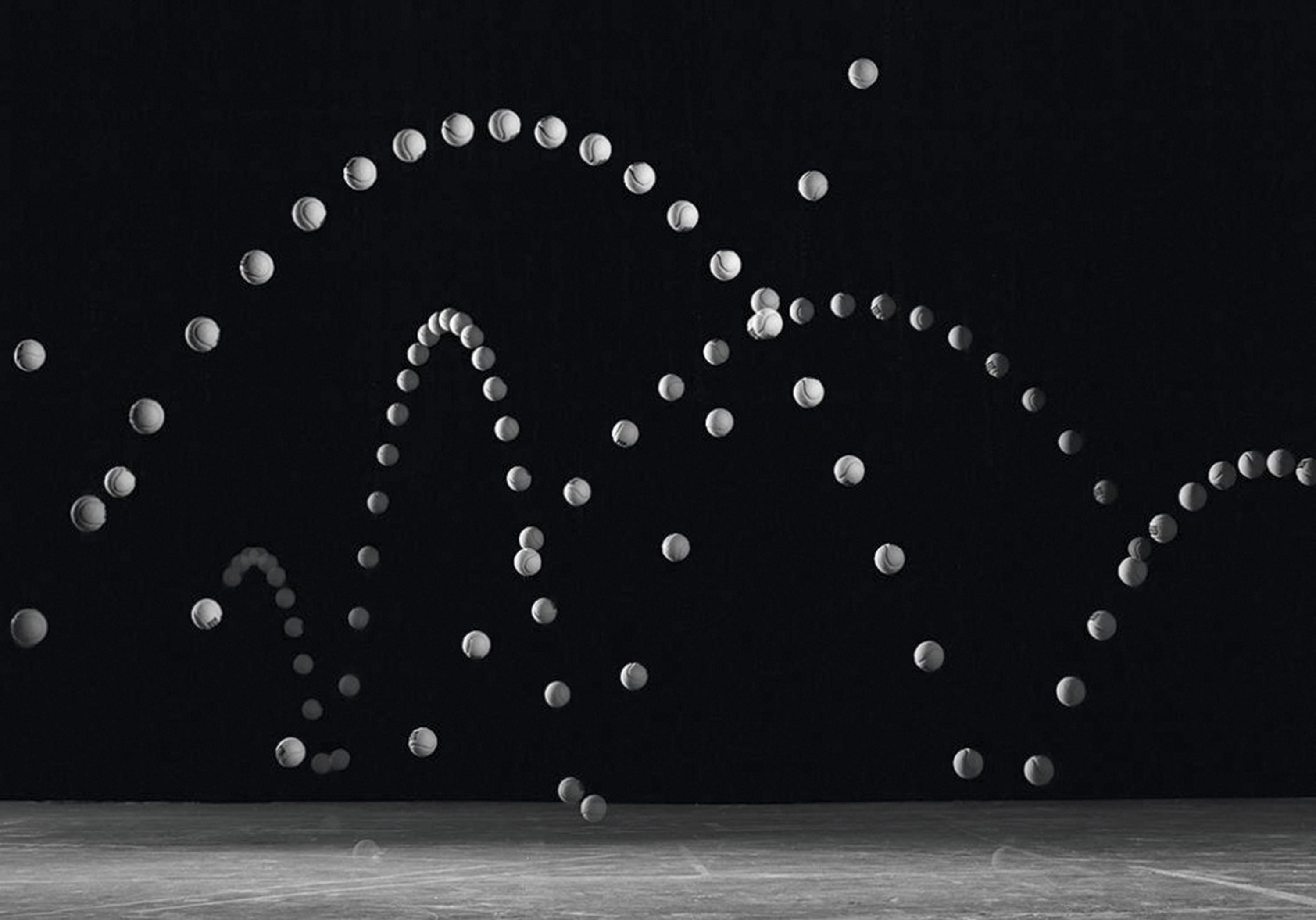 Chronophotographie de trois balles de tennis. Chronophotographie de trois balles de tennis.