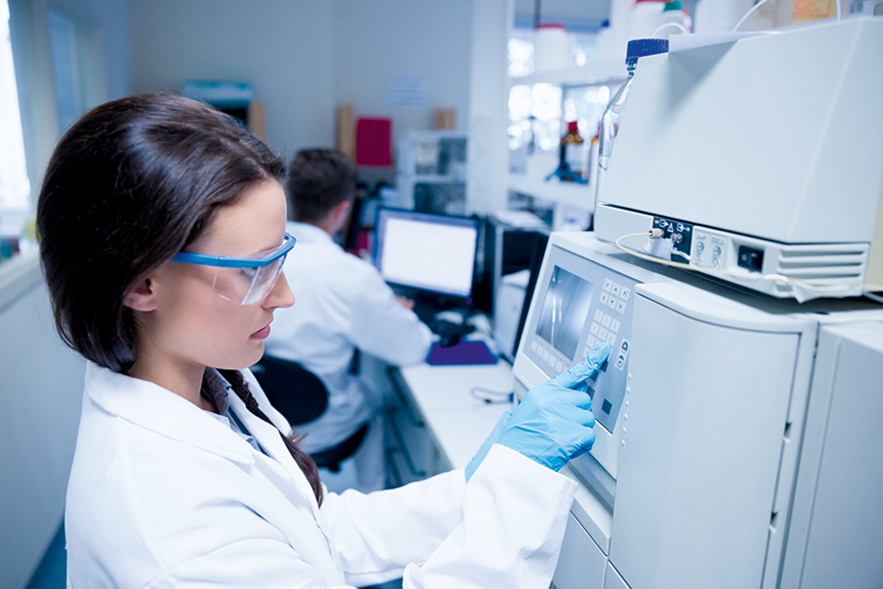 Andréa G. réaliser des expériences en laboratoire.