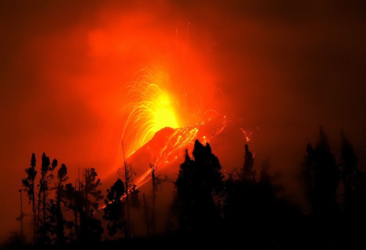 Photographie de nuit de l  ruption du volcan  Tungurahua 