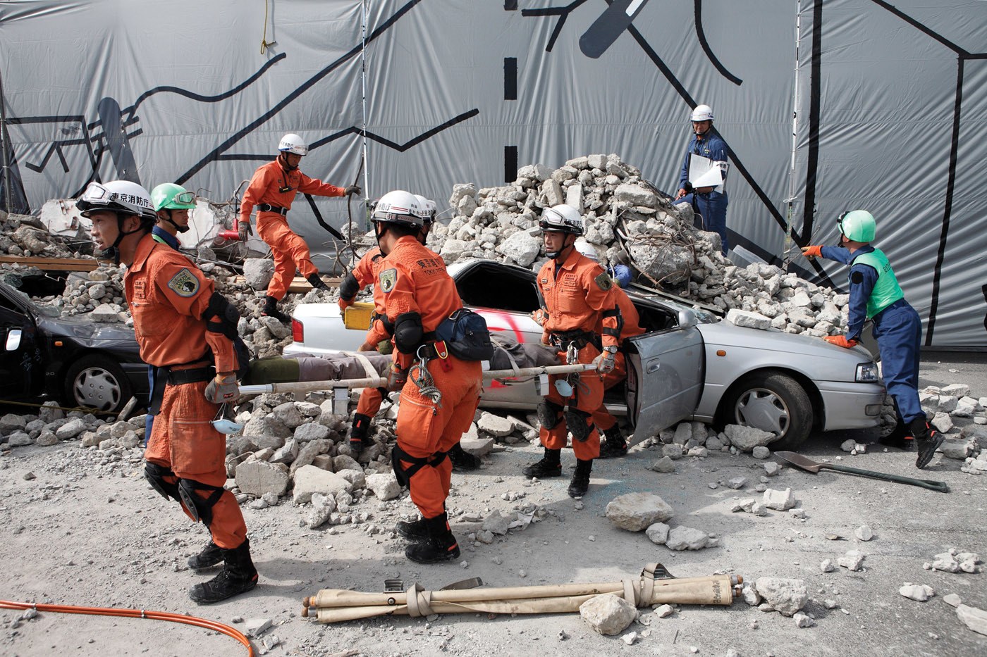 Intervention d'une équipe de secours lors d'un tremblement de terre au Japon Intervention d'une équipe de secours lors d'un tremblement de terre au Japon