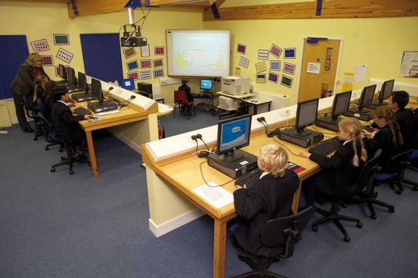 Une Salle Informatique Dans Une école Primaire Au Royaume Uni