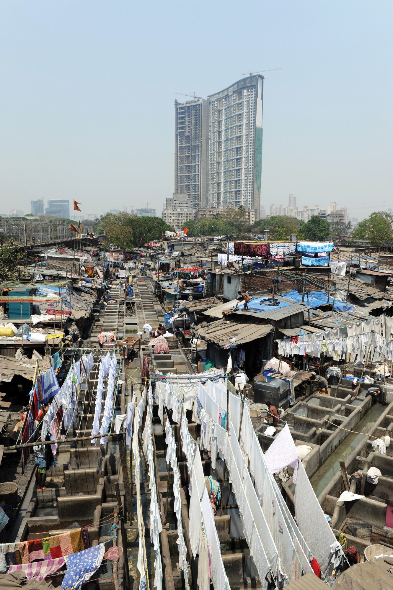 Un bidonville dans le centreville d'un pays émergent Mumbai en Inde